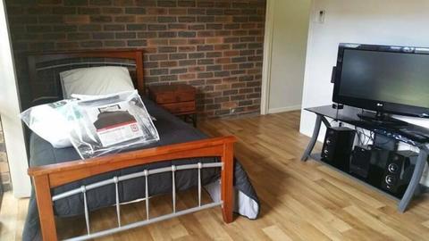 Robertson Studio for one person only walk bus, train & uni