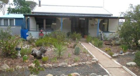 COTTAGE 3 BR FOR RENT COOMANDOOK PLUS GRANNY FLAT SELF CONTAINED