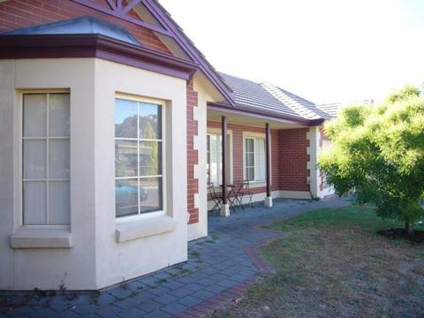 Courtyard Home close to Marion Shopping Center & Interchange Transport