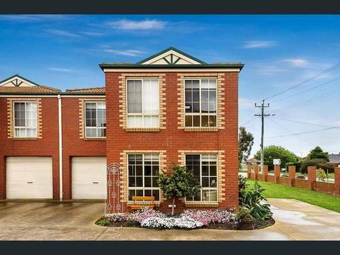 3 Bedroom Townhouse 200m from Werribee South beach