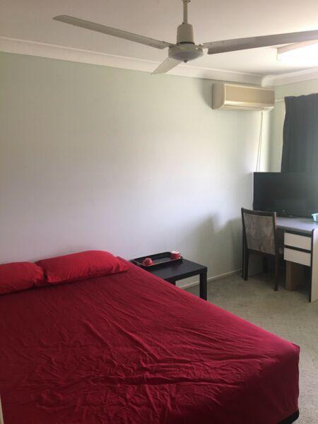 Single room and big master bedroom for rent! Middle Park QLD 4074