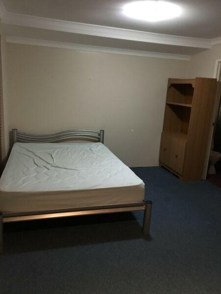 MASTER ROOM FOR RENT CHEAP!!