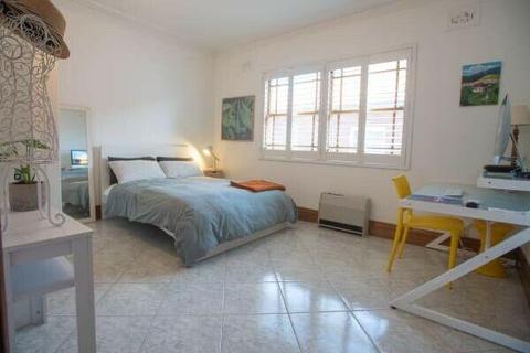 Short Term PRIVATE Room close to train station