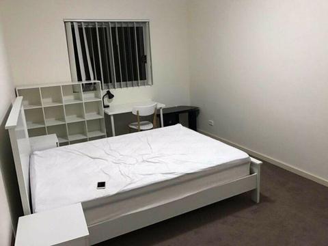 Big master bedroom with en-suite in Dundas for rent