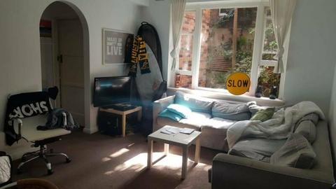 flatmate to share, 2 beds available short term 26 March - 14 May