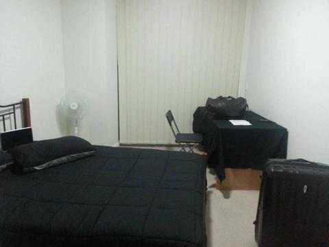 Master Room with private bathroom, 5 minute walk to Parramatta station