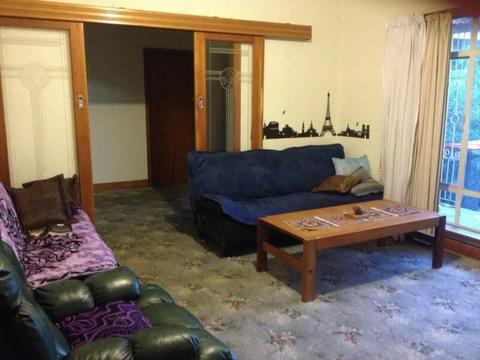 Cheap and colourful old-style room available in Bentleigh!