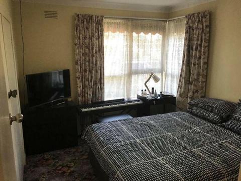 Room in Doncaster! GREAT location!