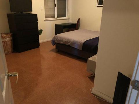 Rent large room East Vic Park $250/wk includes all bills / wifi