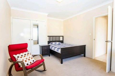 Large room with Queen bed near Bunbury and Eaton