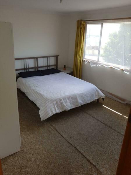 Large bedroom to rent in spacious furnished house