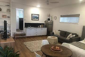 Studio Flat Currumbin Available for Rent Close to Beach and Shops 300