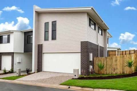 NEW LISTING - 4 bedrooms townhouse for rent in Coomera