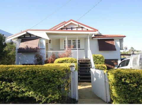 1 room in a 3 bedroom house in annerley available for rent