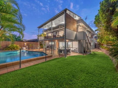 5 BEDROOM POOL HOUSE FOR RENT IN COORPAROO