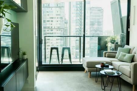 Furnished 2 bedroom 22nd floor CBD apartment! Stunning