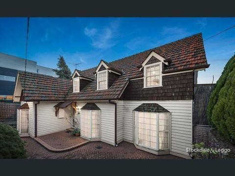 5 bedroom double Storey home on Burwood Hwy Close To Deakin