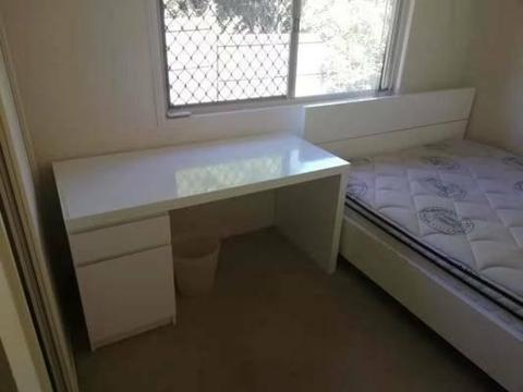 Middle size room available in Calamvale