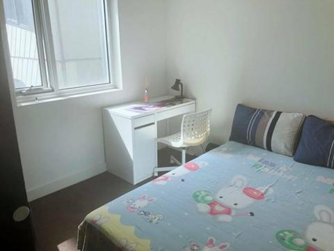 Melbourne CBD apartment double bed, close to Vic Market and Melb Uni