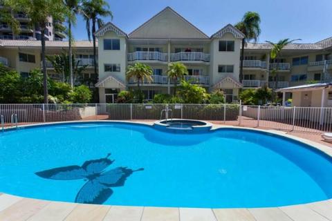 TWO BEDROOM HOLIDAY APARTMENT IN SURFERS PARADISE NEAR BEACH