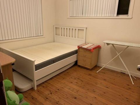 Eastwood large room for rent close to train