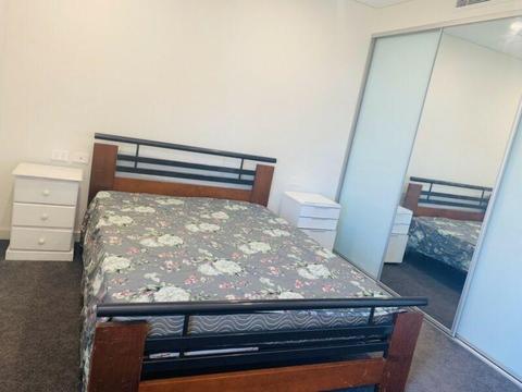 Room for Couple or 2 girls (4 mints walk to station)