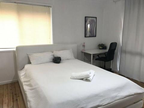 $220pw - large furnished room with tv and balcony, all bills included