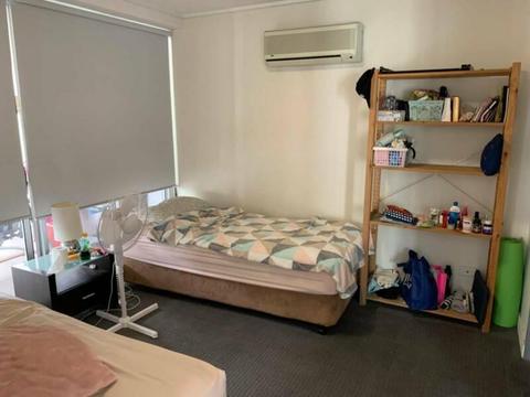 Looking for flatmates! (Female only) in South Brisbane