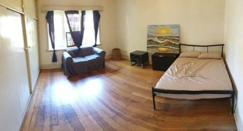 Large Bedroom Available In St Kilda