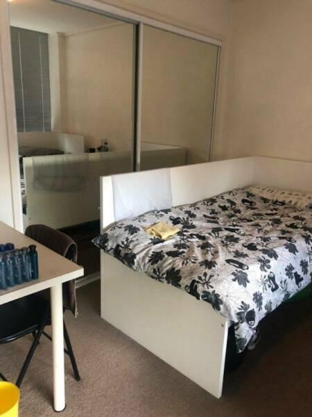 Looking for Roommate Southbank (a choice between two rooms)