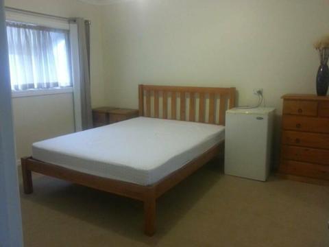 KALGOORLIE. DOUBLE ROOM TO LET X 2. NEAR LIBRARY