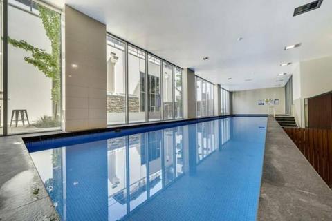 Furnished City Centre Top level 1 bedroom Apartment GYM Pool for rent